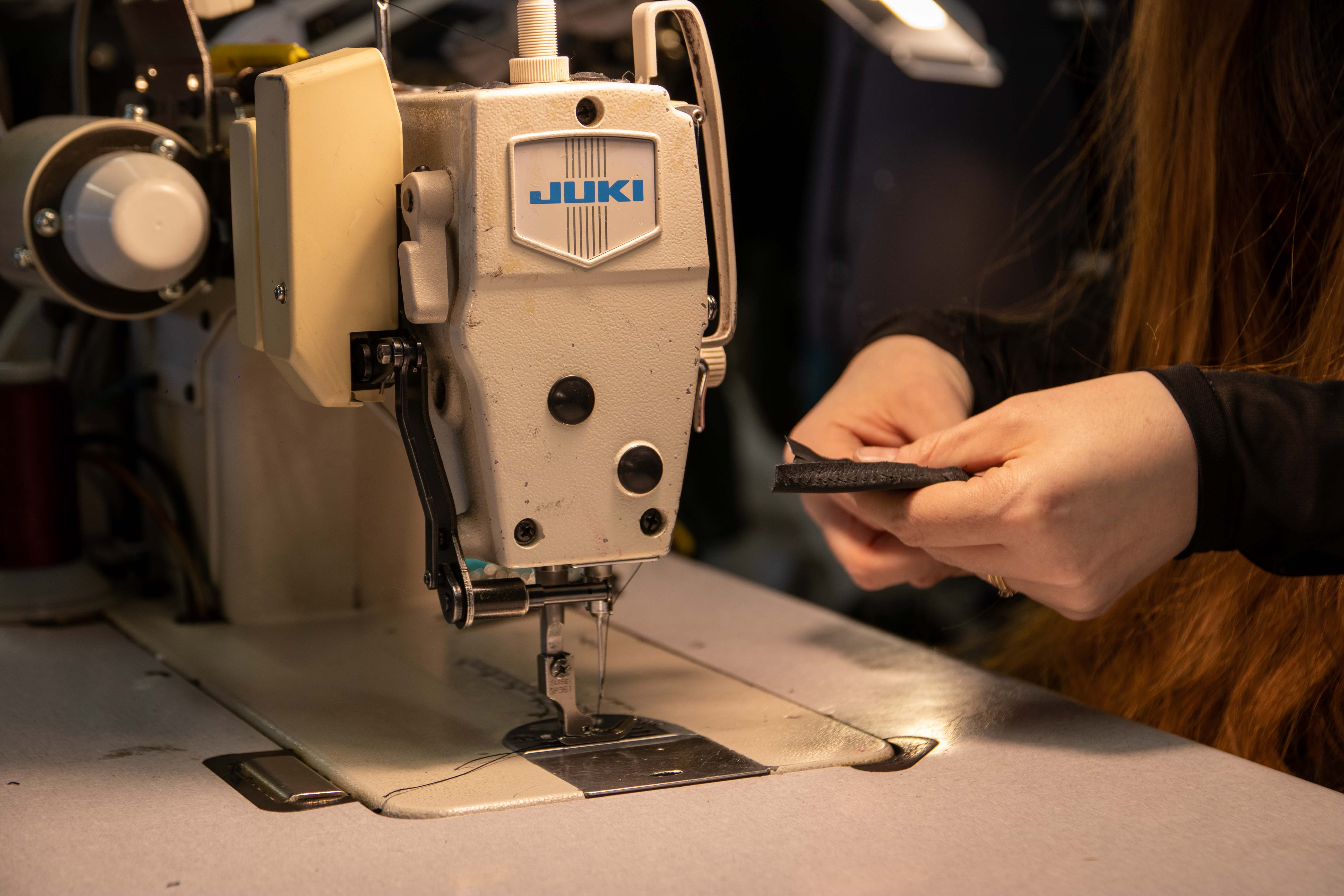 Ompelukone vaatekorjaustöissä, ammattitaitoinen ompelu